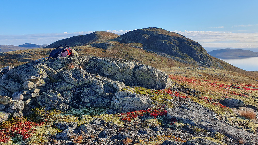 Toppunktet på Sørvest for Johovda (1246) var denne markerte bergknausen hvor sekken min ligger. Bak er selve Johovda med sine to topper på 1305 og 1299 moh.