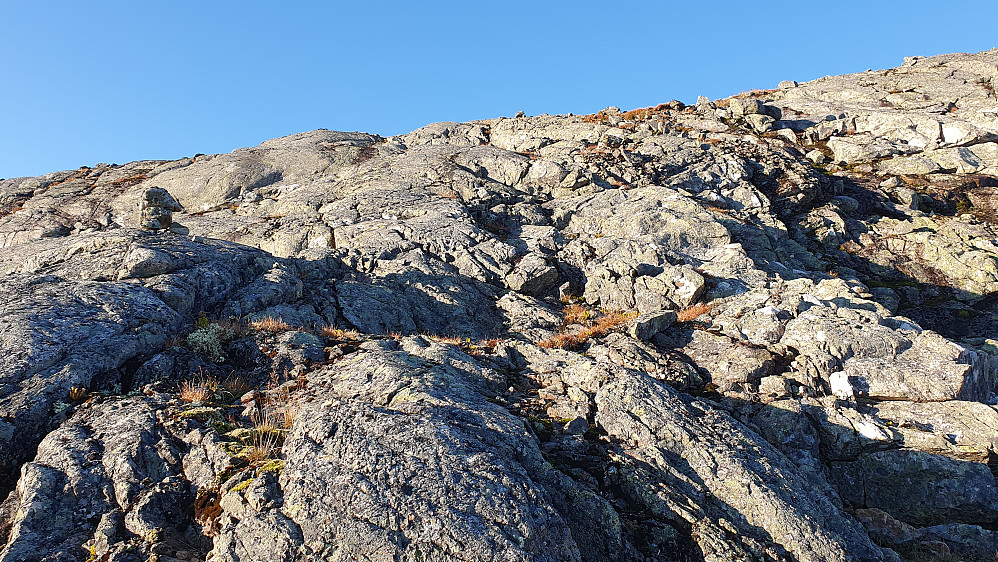 På vei oppover mot toppen av Tyrvlesnuten (1588). Her på ca 1550 meters høyde. Til venstre ses en liten varde. Slike så jeg av og til under oppstigningen.