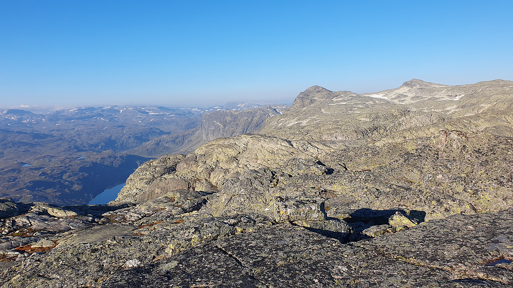 Jeg står på toppen av Tyrvlesnuten Vest (1653) og ser vestover. De to toppene på høyre side av bildet er Søre Urevassnuten (1754) og Urevassnutane (1770).