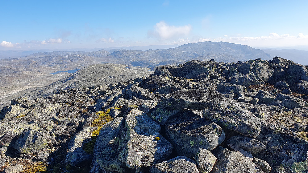 Utsikt mot øst fra toppen av Urevassnutane (1770). Det store fjellet i bakgrunnen til høyre er Blåbergi (1802).
