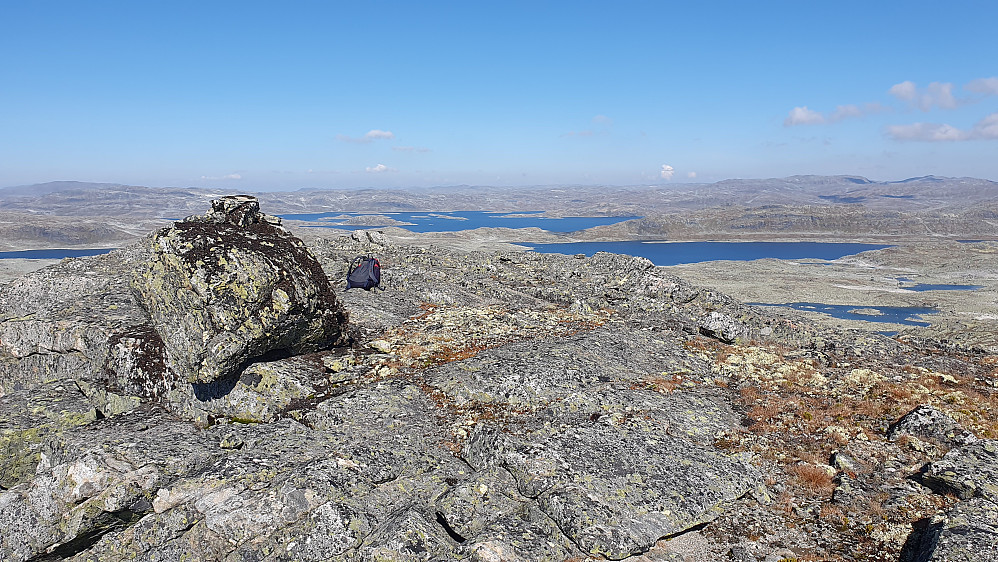 Utsikt nordover fra toppen av Langvasseggi (1669). Det store vannet til høyre er Vestre Volavatnet. Litt lengre bak og midt i bildet, ses Store Øljuvatnet, som har en del øyer.