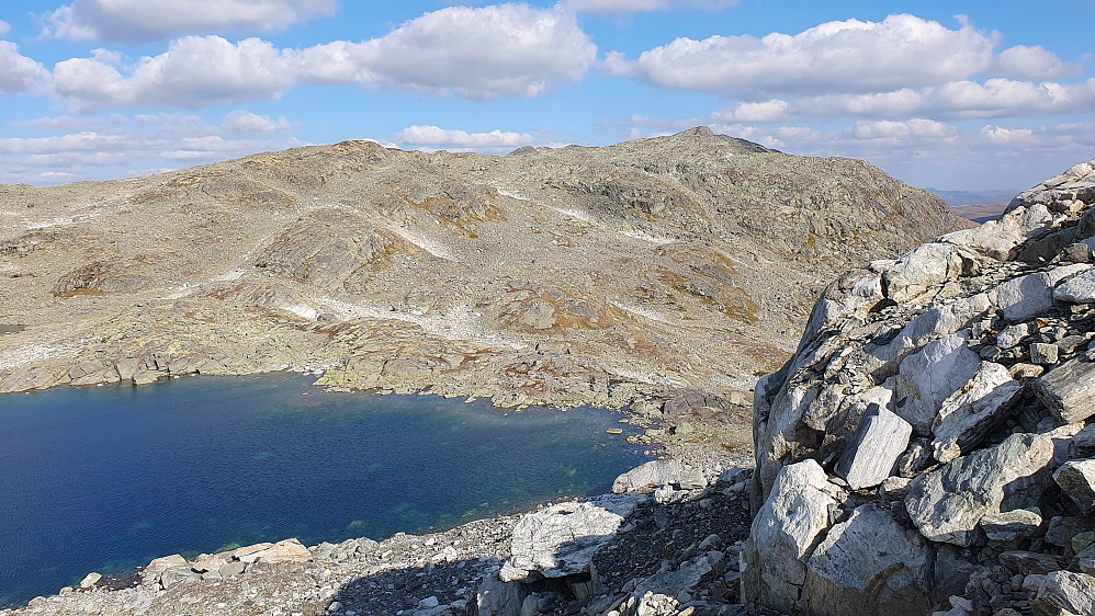 Jeg er på vei nedover Storfonnløypet og skal snart gå på høyre side av vannet nedenfor. Toppen bak til høyre er Skorpetinden (1705).