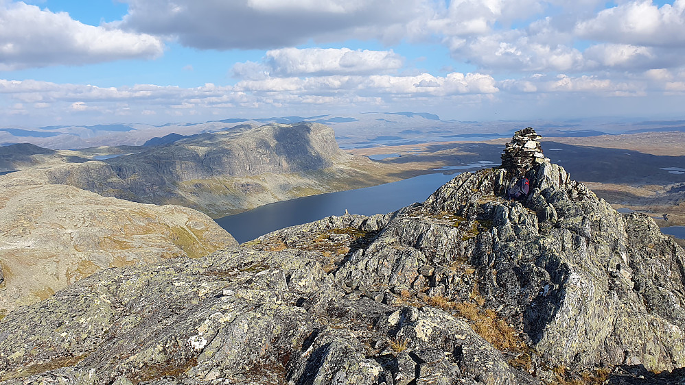 Varden og det forholdsvis spisse toppunktet på Skorpetinden (1705) til høyre. Utsikt østover. Bak og nesten midt i bildet er Stolsbergi (1674), med Øvre Flyvatnet nedenfor.