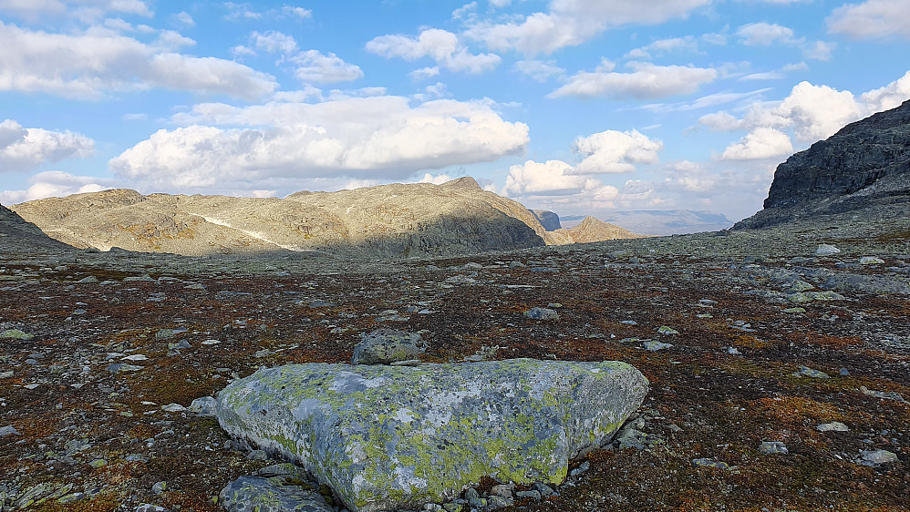 Fra returen, hvor jeg står på bandet like sør for Storfonnløypet og ser tilbake mot Skorpetinden (1705), som er midt i bildet.