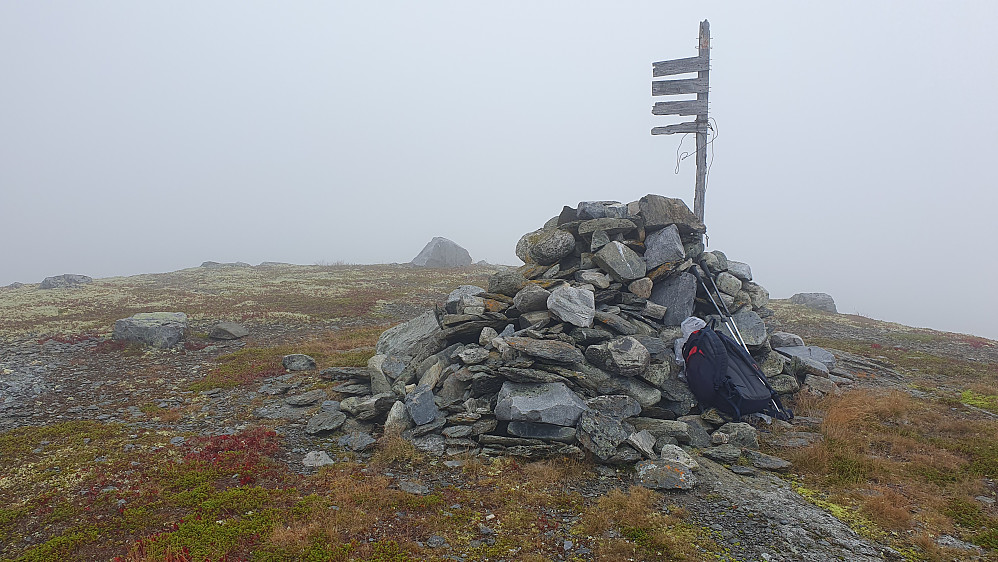 Stusslig utsikt fra toppen av Bølhovd (1272) idag. Snaut 20 meter lavere kom jeg under tåka, så det var lite om å gjøre.