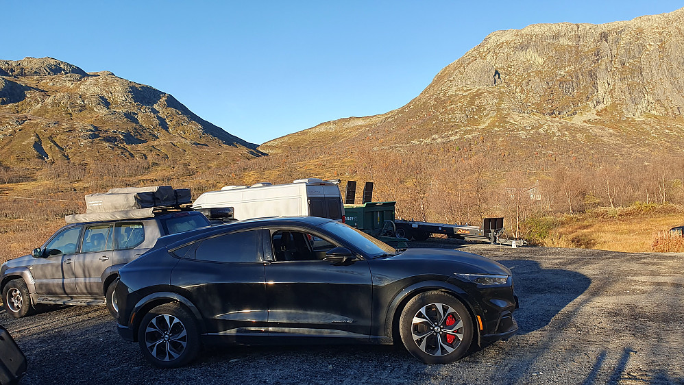 Parkeringsplassen. Stien jeg snart skulle følge, går på høyre siden av skaret i bakgrunnen.