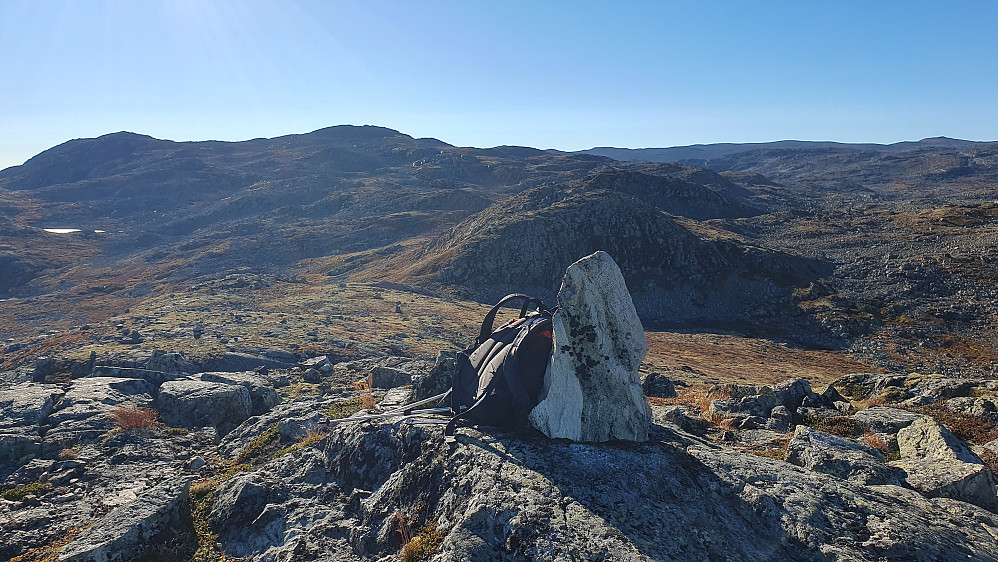 På første topp: Hyttebøttfjellet (1418). Rett over varden ses de to litt brattere småtoppene jeg gikk over før Hestebottfjellet (1543), som er høyest litt til venstre i bakgrunnen.