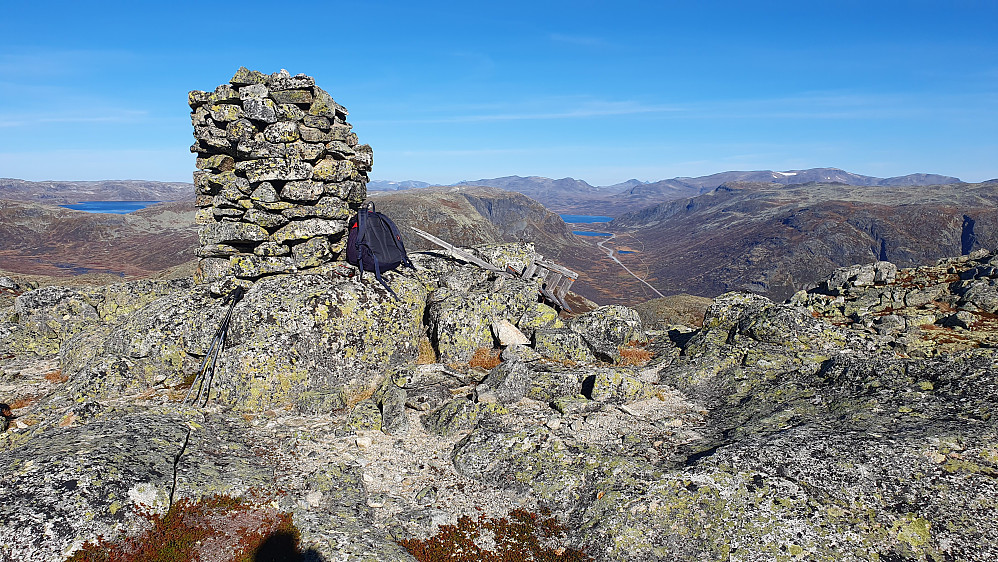 Toppvarden på Hestebottfjellet (1543). Bildet tatt nordover. Riksvei 52 over Hemsedalsfjellet ses nede i dalen. Det store fjellet langt bak til høyre er Høgeloft (1920).