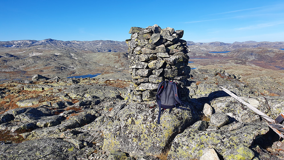 På toppen av Hestebottfjellet (1543). Bildet tatt mot vest/nordvest. Høyeste topp bak til venstre er Raudebergnuten (1819).