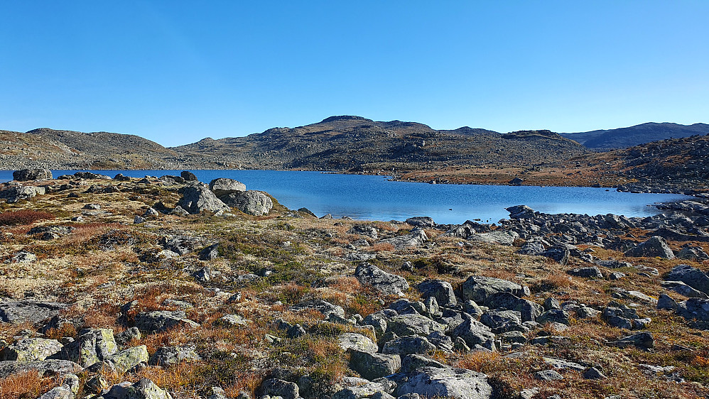 Jeg står ved vestenden av vann 1367, og ser tilbake mot Hestebottfjellet (1543), som er bakerst midt i bildet.