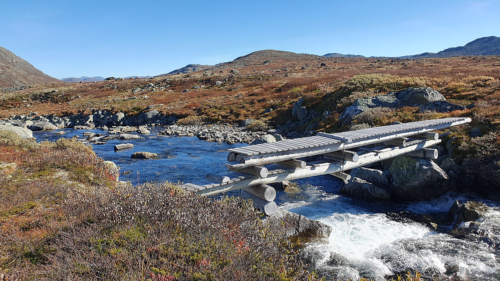 Brua over elva litt nedenfor utløpet av Hemsedalstjernane. Nærmeste topp i bakgrunnen midt i bildet, er Vesle Syningen (1330).