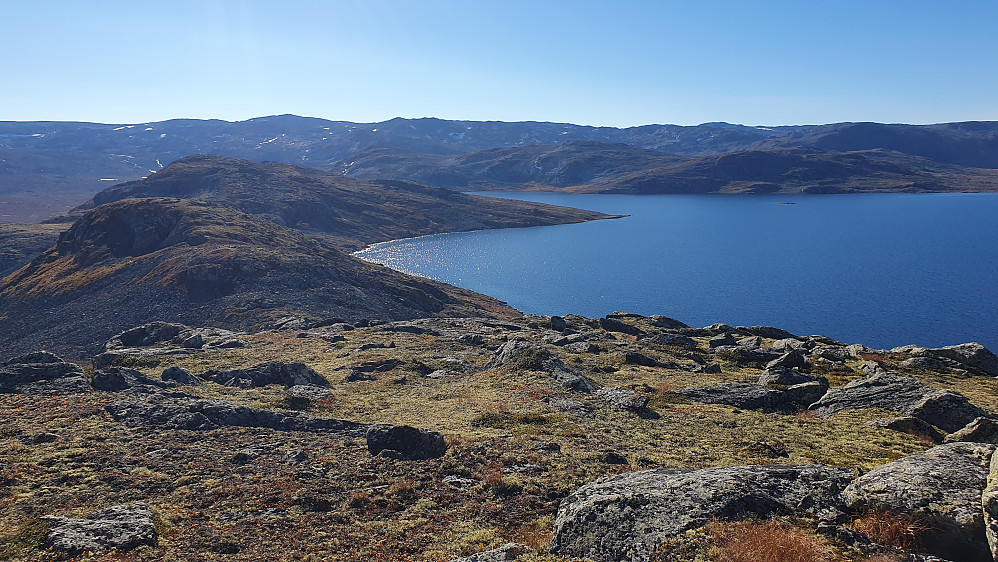 Jeg står på Hyttenøse Vest (1460) og ser tilbake mot der jeg nettopp kom fra. Øljusjøane til høyre. Til venstre for vannet er Hyttenøse Sørvest (1435) med Øst for Øljuhalsane (1460) like bakenfor. Høyeste topp helt bakerst til venstre er Raudebergnuten (1819).