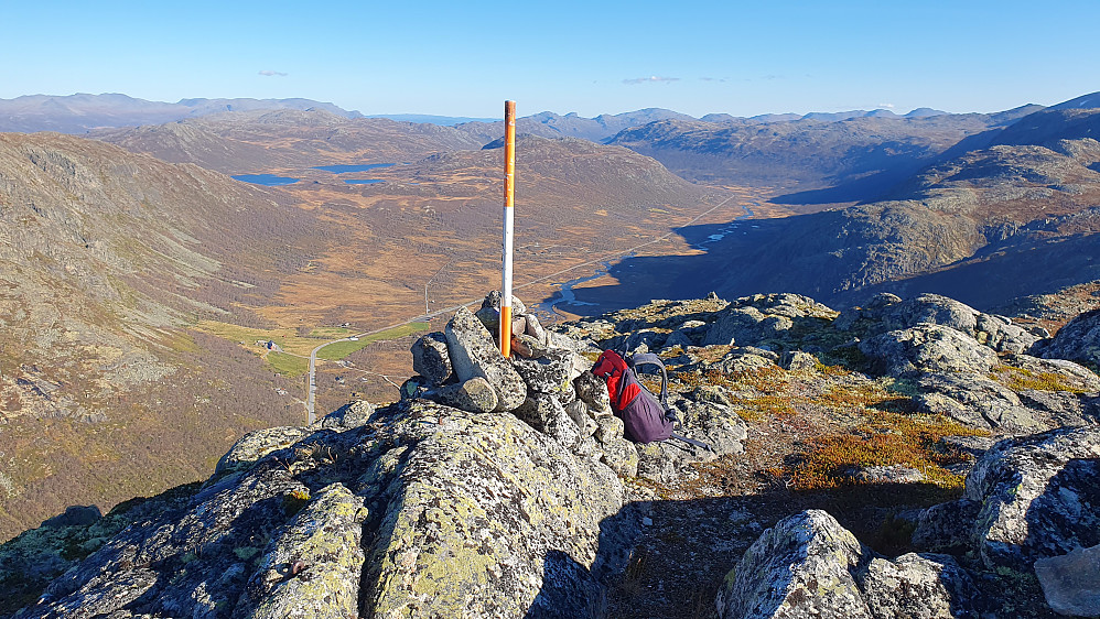 Toppvarden på Bjøbergnuten (1515) i forgrunnen. Nede i dalen til venstre ses Bjøberg, med parkeringsplassen der bilen min sto på høyre side av riksvei 52.