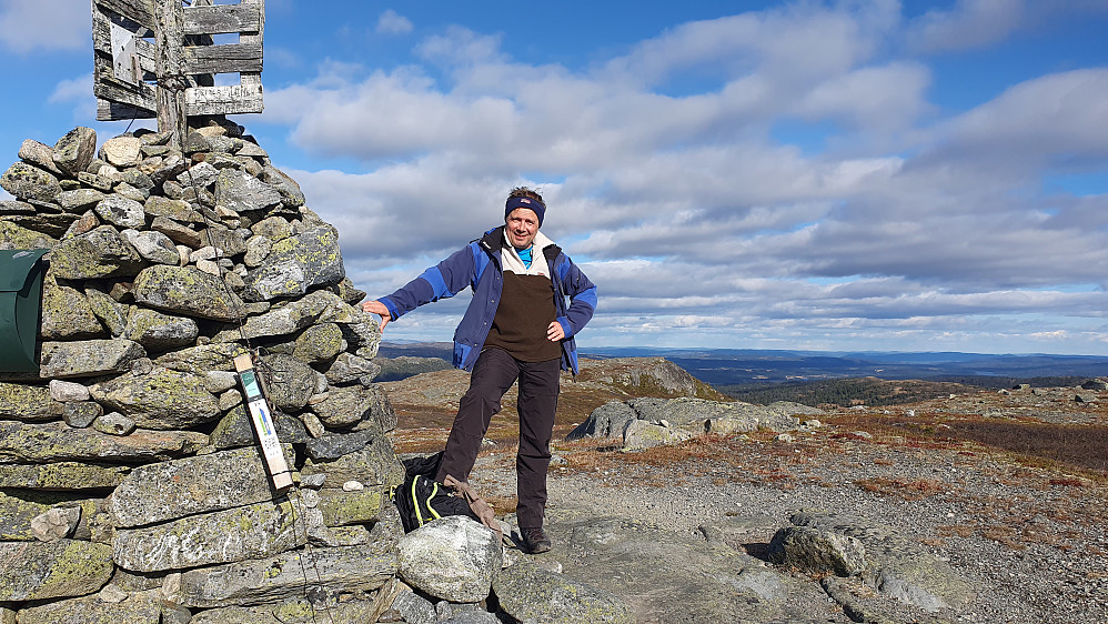 Godt å få le for vinden bak den store toppvarden på Vardefjell (1182). Bildet tatt mot nordøst.