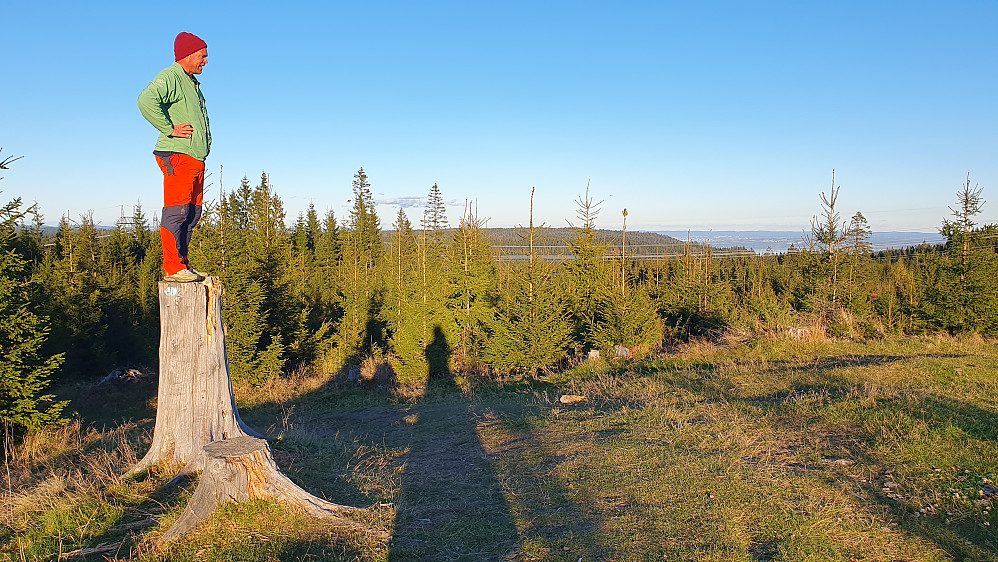 Morten er høyere enn toppunktet på Glasåsen Nord (473).
