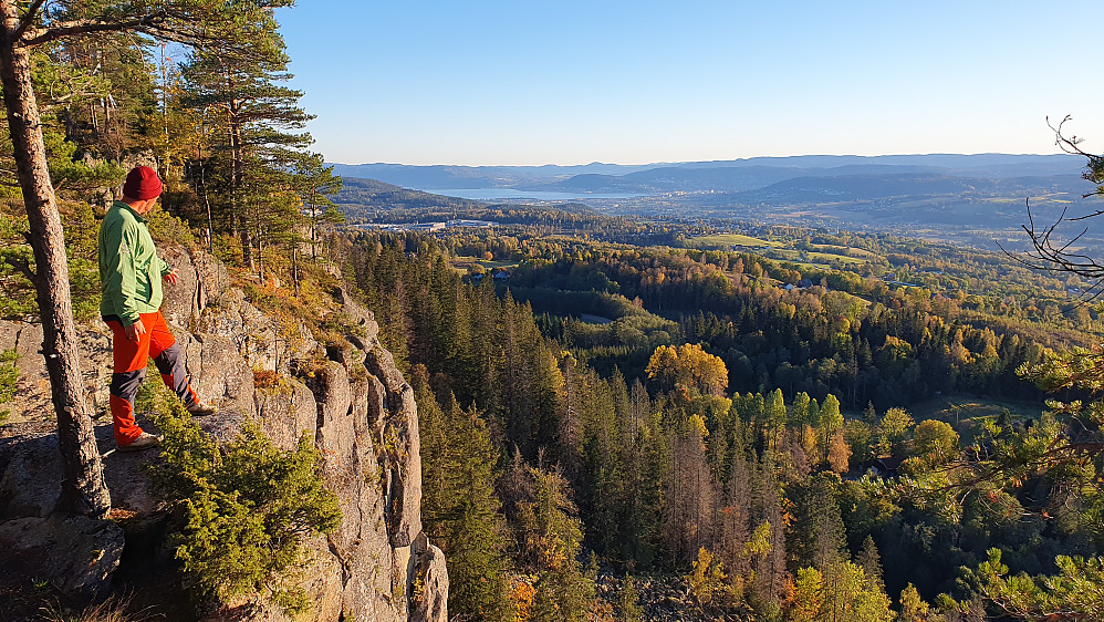 Stupet på Glasåsen. Utsikt sørover mot bl.a. Drammensfjorden, som ses i bakgrunnen.