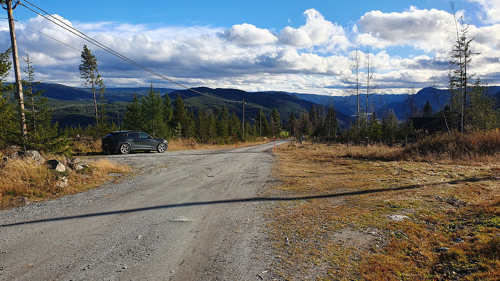 Parkeringsmuligheter på begge sider av veien ved krysset hvor Flatdalsvegen tar av fra Garnåsvegen. Utsikt nedover Hallingdal.
