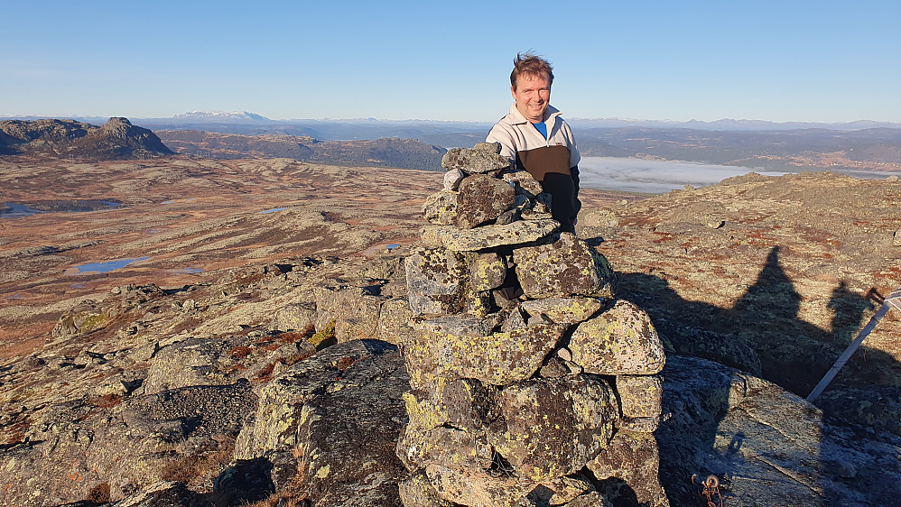 På toppen av Nutenutan (1296). Utsikt mot nordvest. Det store fjellet bakerst til venstre er Hallingskarvet.