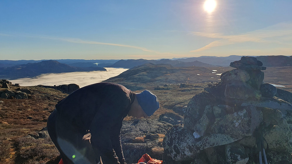 Øyvind ved toppvarden på Nutenutan (1296). Utsikt mot sørøst. Nede til venstre ligger tåka over Tunhovdfjorden.