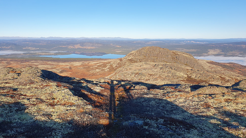 Vi er noen meter nord for toppen av Nutenutan (1296), og ser videre nordover ryggen vi skulle følge. Langt i det fjerne midt i bildet og mot venstre, ses Hemsedalsfjella.