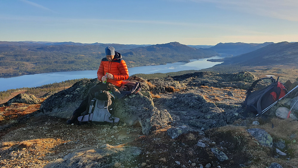 På toppen av Sveinsnuten (1157) hadde vi en lang pause. Nedenfor i bakgrunnen er Tunhovdfjorden. Bildet tatt mot sørøst.