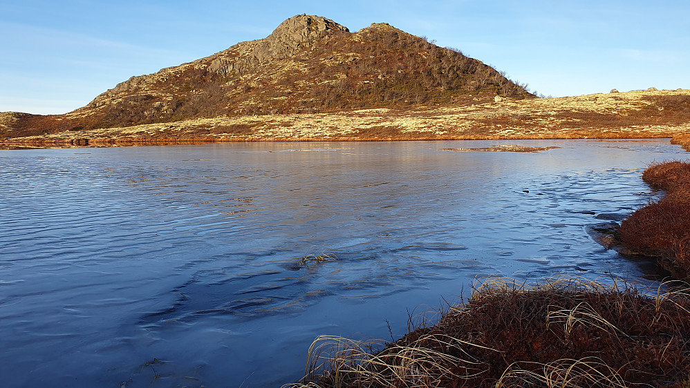 Isen har begynt å legge seg på tjernet like sør for Sveinsnuten (1157), som er toppen i bakgrunnen.