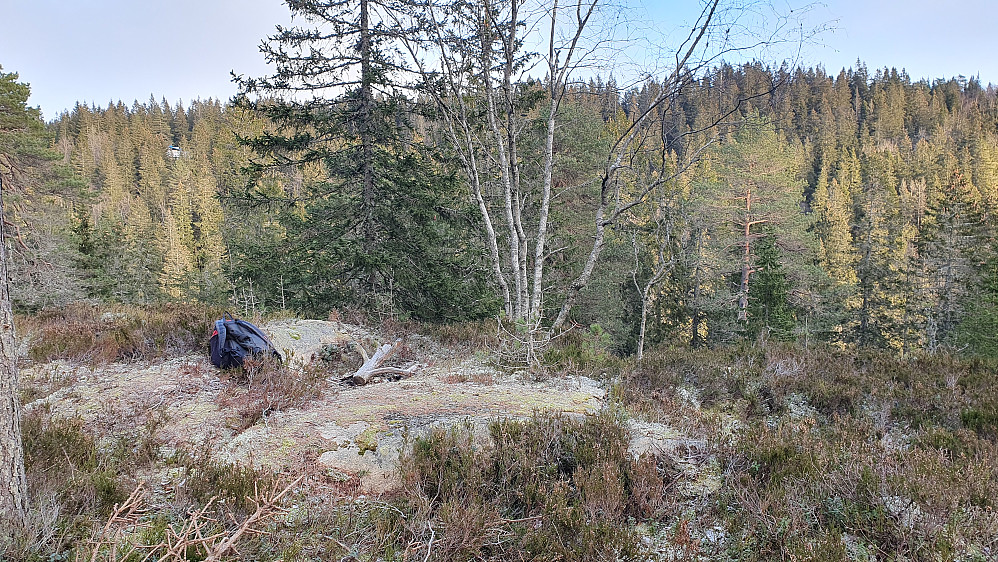 Toppunktet på Grytlihøgda Nord (395). Utsikt mot Holåsen (440), hvor det ligger en del hytter. En av disse ses til venstre.