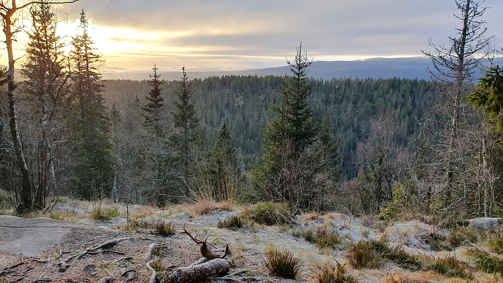 Etter besøket på Granberget (441) fulgte jeg sti som gikk ut mot den bratte vestsiden på åsen. Da kom jeg til dette utsiktspunktet, ca 150 meter sørvest for toppen. Bildet er tatt mot sørvest. Nærmeste ås i bakgrunnen, er Barlindåsen (407).