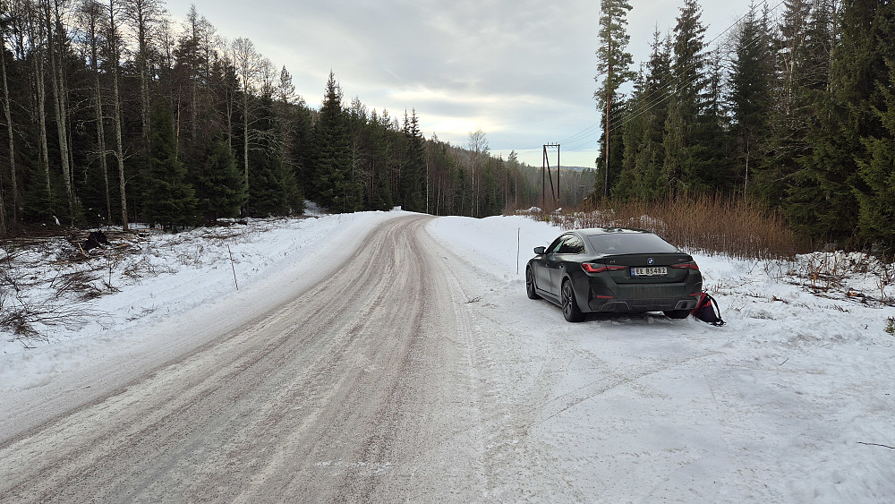 I Fridasvingen var det måkt snø langt ut til siden, så her hadde jeg god plass til å sette igjen bilen. På venstre side av veien litt lengre framme kan man se en liten åpning i skogen hvor traktorveien jeg fulgte starter.