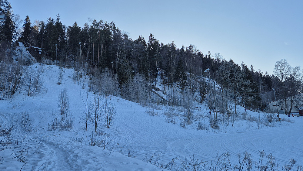 Hoppbakkene i nordsiden av åsen. På returen gikk jeg ned trappene i unnarennet i hoppbakken lengst til høyre, borte ved det hvite bygget.