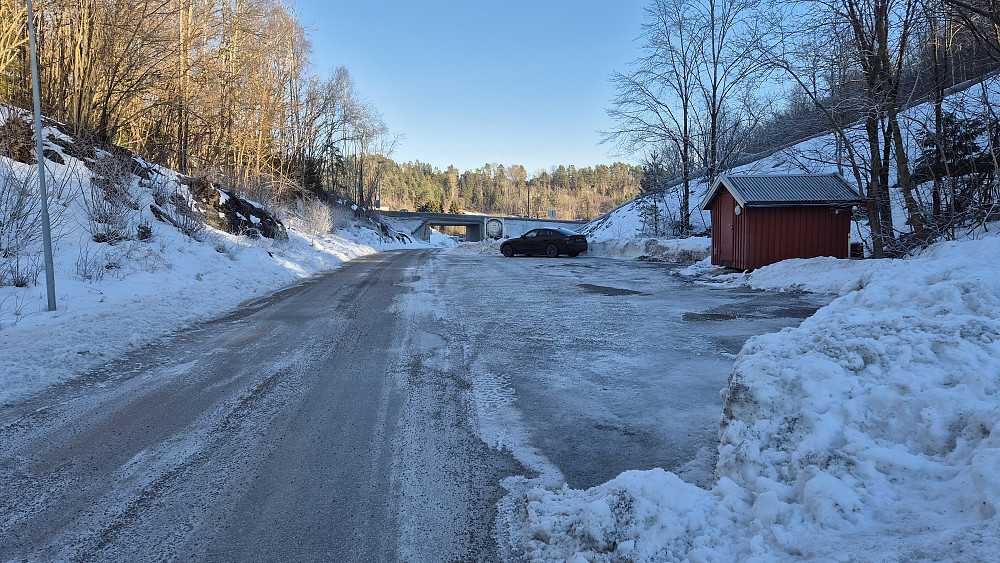 Parkeringen. Bildet tatt mot nordøst.