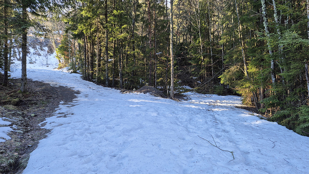 Like før jeg nådde steinbruddet forlot jeg grusveien, som her var dekket med snø. Steinbruddet opp til venstre, stien/kjerreveien jeg fulgte videre tar av til høyre.