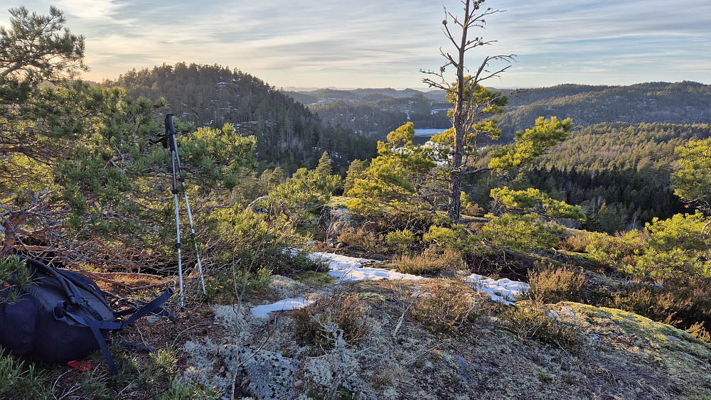 Utsikt vestover fra toppen av Nilsås (163). Ved å gå noen meter til mot vest kom jeg nærmere stupet, og utsikten ble enda bedre. Kollen til venstre er Middagsåsen (176).