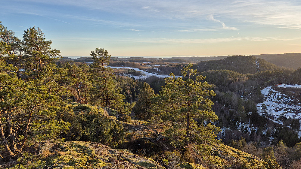 Jeg står langt sør på Nilsås sin topprygg, og ser rett mot sør. Lengst bak er havet.