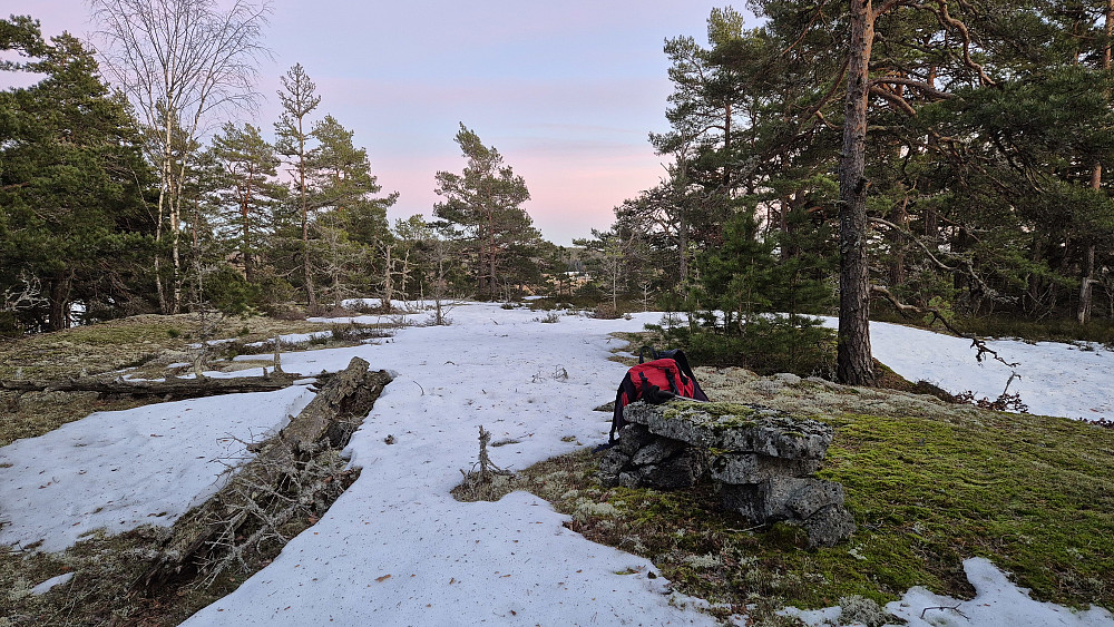Selve toppen av høyden Sør for Lepperødkilen (126) var jo forholdsvis fin. Ganske åpent, men ikke noe særlig utsikt. Varden derimot var formet som en benk, og fin å sitte på.