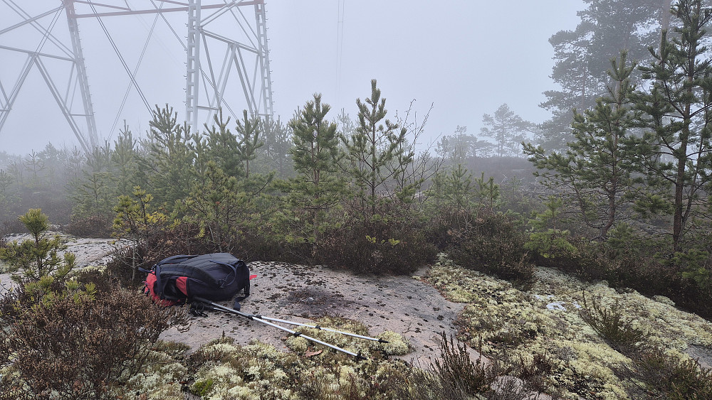 Høyspentmastene er plassert kun få meter fra toppunktet på Spirdalsåsen (180). Denne åsen er åpen over store deler av toppryggen, men tåka hadde foreløpig ikke sluppet taket, så ingen utsikt på meg i dag. Toppen kan enkelt nås via en traktorvei fra nord.