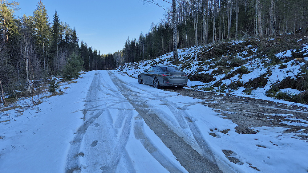 Parkerte på bred veiskulder der veien delte seg like nord for Setertjenn. Bildet er tatt mot nordøst, i den retningen jeg hadde kommet fra.