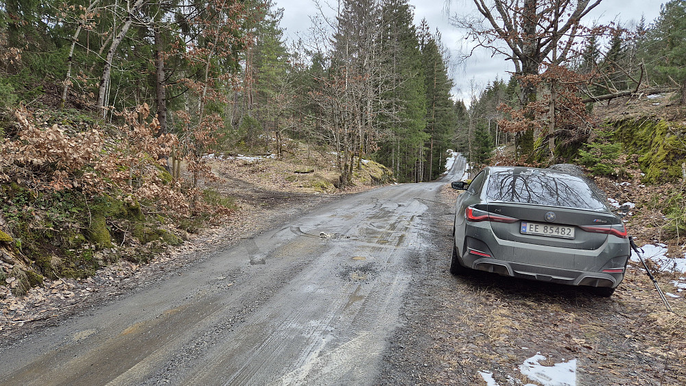 Parkeringslomma. Skogsbilveien mot Bytekollen (Bøttekollen) og Sandknuten tar av til venstre.
