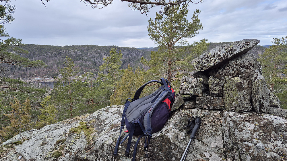 Varden på Sandknuten (143), som ikke står på høyeste punkt, men på naboknausen.