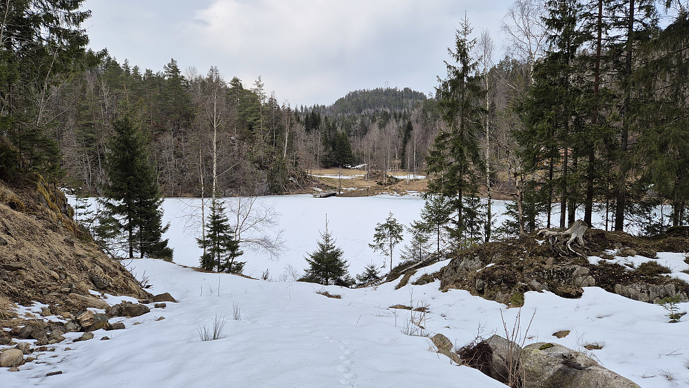 Jeg har kommet ned til den snødekte traktorveien ved Morka. Litt lengre bak er den islagte nordenden av Mosvannet.