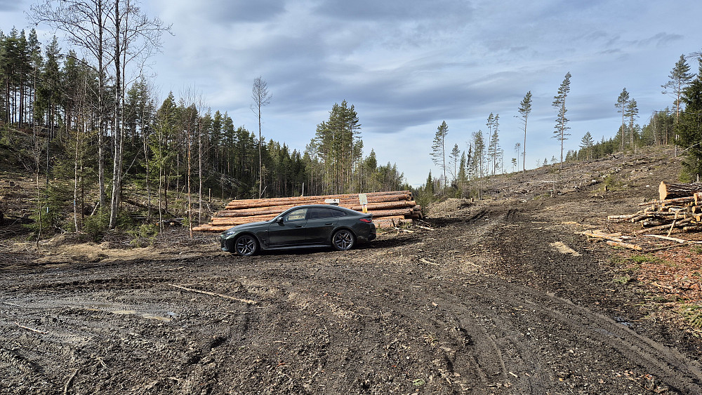 Jeg satte igjen bilen i nordenden av den store snuplassen. Der var det satt opp et infoskilt med kart som viste oversikt over stier og turmuligheter i området.
