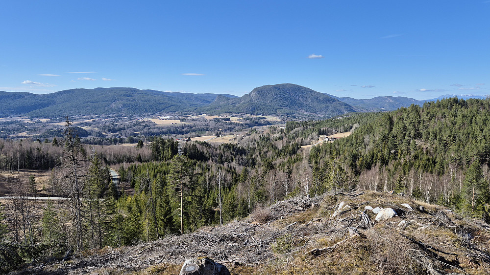 Nydelig utsikt fra nordryggen på høyden Sørøst for Slåttekåsa (273). Den store åsen i bakgrunnen nesten midt i bildet, er Kringsås (589).