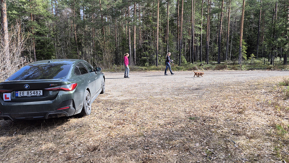 Tre jenter klare for en liten påsketur i skogen.