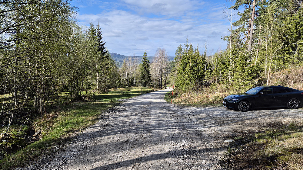Parkering i en lomme nedenfor Øverbø.