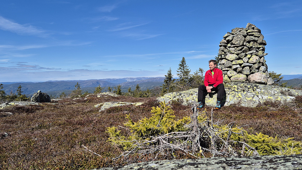 På toppen av Slettefjell (850). Utsikt vestover. Her var det langt kjøligere enn bildet gir inntrykk av. Nordavinden var kald, så like etter at bildet var tatt måtte jeg ta på pannebåndet for å dekke til ørene.