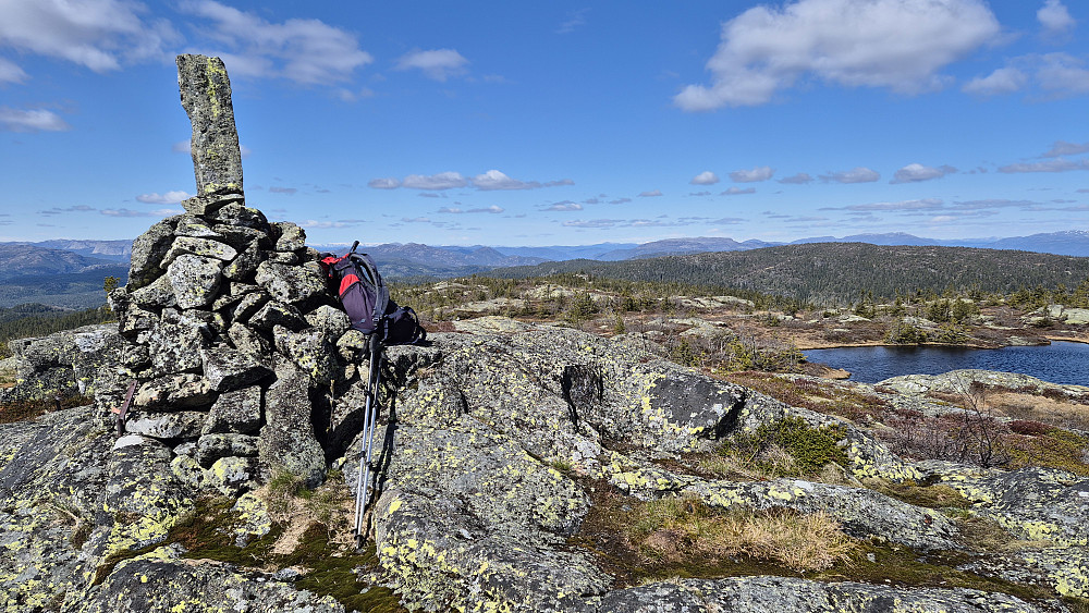 Toppvarden på Røglefjell (847). Det slake høydedraget bak til høyre, er Slettefjell (850).