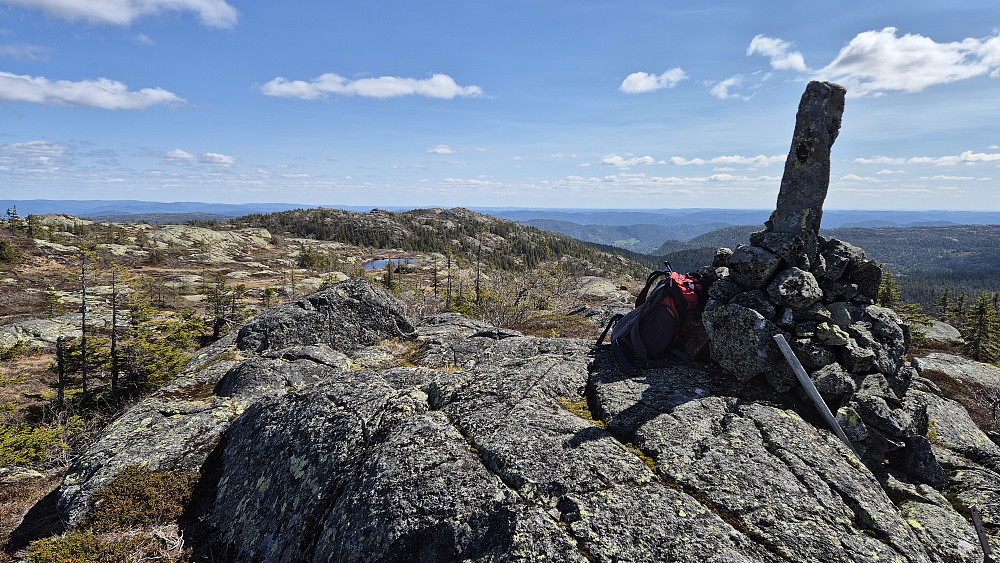 På toppen av Røglefjell (847). Utsikt mot øst/sørøst. Den midterste av småkollene lengre bak og litt til venstre, er Røglefjell Øst (833).