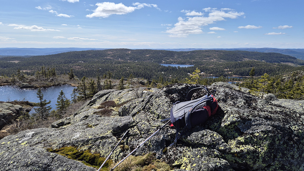 På toppen av Røglefjell Øst (833). Utsikt mot Tåklireset (817), som er den slake åsen lengre bak, hvor høyeste punkt er litt til venstre i bildet. Nedi skogen hitenfor Tåklireset ligger det igjen en del snøflekker, men det var ikke mange av disse som lå på ruta jeg fulgte. Tror det var maks et par steder jeg tråkket i snø, og det var langs bekken som kommer fra Store Heistadvatnet.