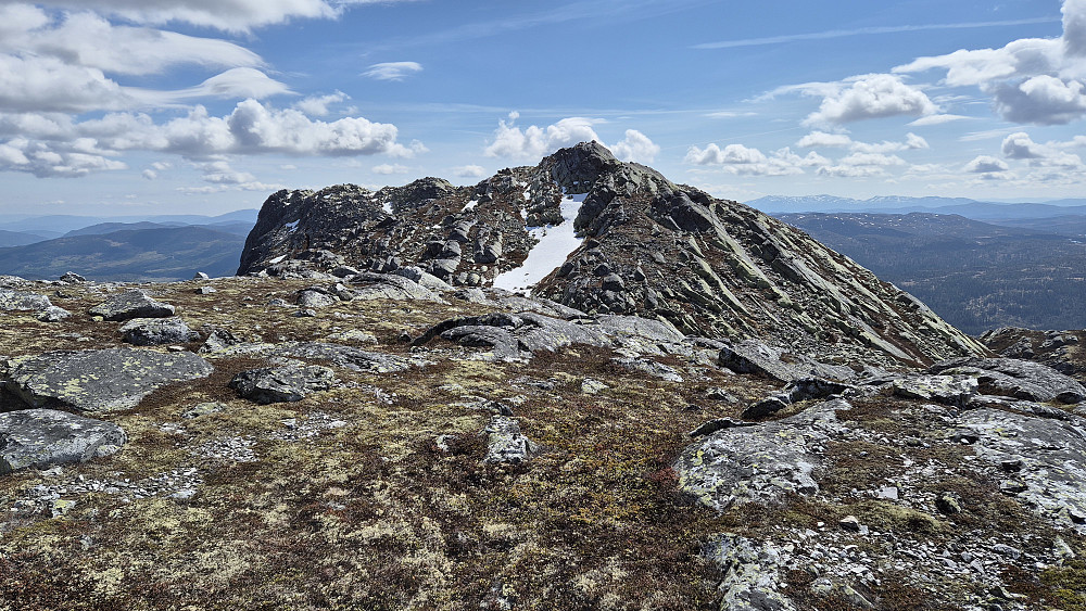 Vi er på toppen av Bonsnos Nord (1287) og ser over mot selve Bonsnos (1304), som her ikke er langt unna.