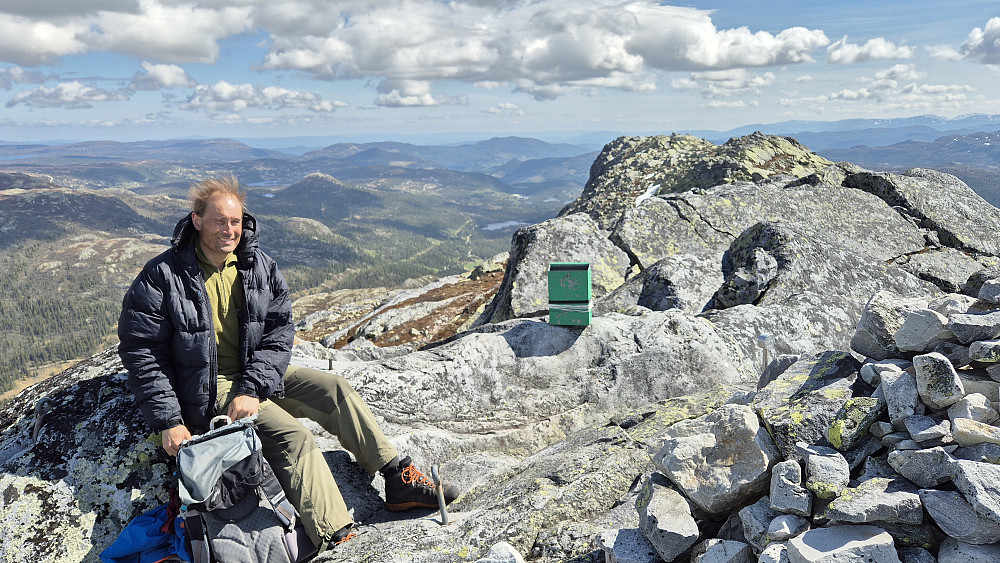 På toppen av Bonsnos (1304), hvor vi gjør oss klare for en lang pause. Det var litt vind her, men så lenge sola skinte var det behagelig. Bildet tatt mot sørøst.